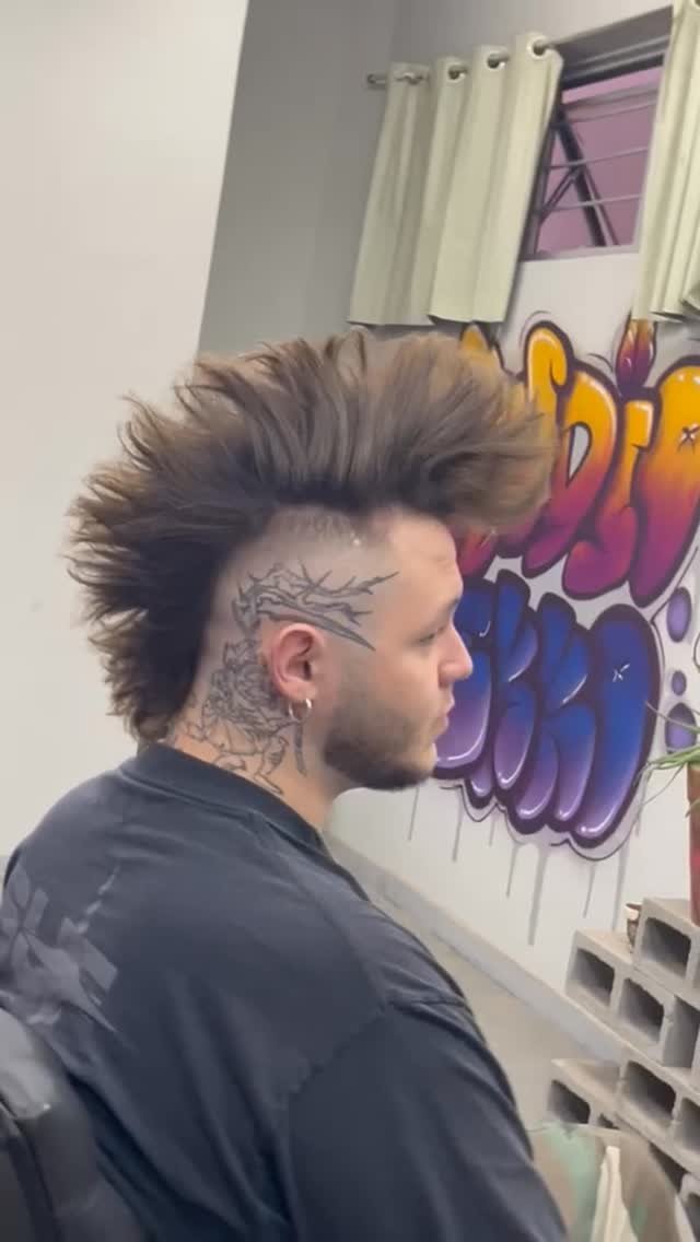 Do Tribal ao Punk: Como o Moicano se Tornou o Símbolo Definitivo de Atitude